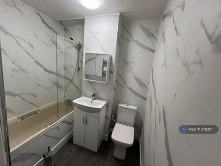 1 bedroom in a house share to rent - Photo 4