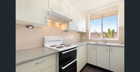 Bright & Airy: Enjoy warm sunlight from both east and west-facing aspects. - Photo 3