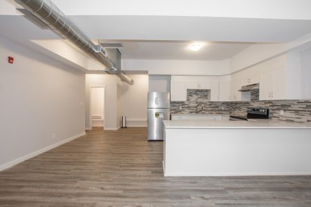 140 Caroline St S, Hamilton - 2 Bedroom Apartment - Photo 2