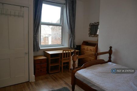 1 bedroom in a house share to rent - Photo 2