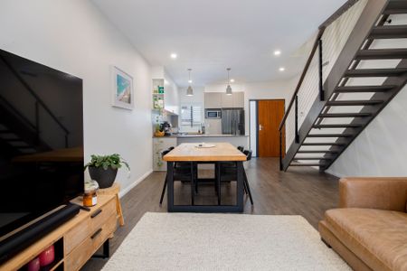 Gorgeous 3 Bedroom Townhouse with 2 Living Areas! - Photo 2