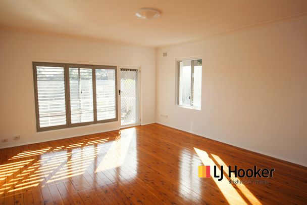 TOP FLOOR TWO BEDROOM BEACH APARTMENT! - Photo 1