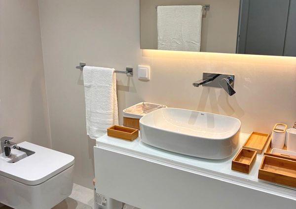 Apartamento T1 mobilado em Miraflores com Vista de Rio, a estrear