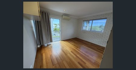 Relaxed Urban Living: Light-Filled 2-Bedroom Unit - Photo 2