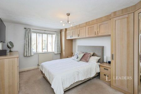 4 bedroom house to rent Fern Drive, Havant, Hampshire, PO9 - Photo 4