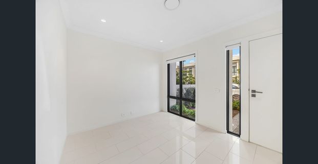 Ultra-Modern Family Home in Montaine Estate – Executive Style Living! - Photo 1