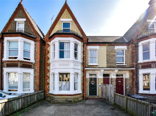 Well presented 5/6 bedroom terraced house to rent in the centre of Cambridge, within walking distance of the Railway Station. Rear enclosed garden with patio area. GCH. Driveway Parking. Local amenities close by. Unfurnished. - Photo 1