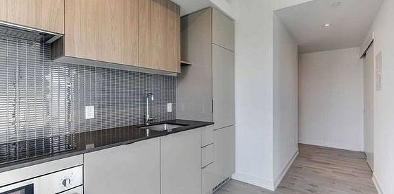 Yonge & Eglinton Spacious Corner 1Bdrm Open Concept Wrap Around Balco - Photo 2