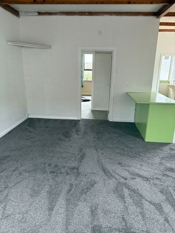 Charming 3BR Home with Courtyard & Deck - Photo 2