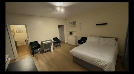 Studio to rent - Photo 2