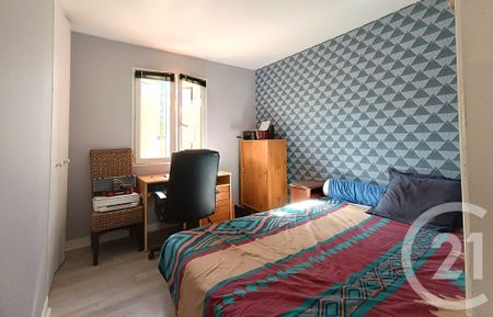 Location Maison 4 pièces 75m² LACHAPELLE AUZAC 46200 - Photo 4