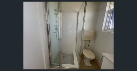 FIRST FLOOR LIGHT AND BRIGHT APARTMENT WITH SECURE ENTRY AND PARKING - Photo 5