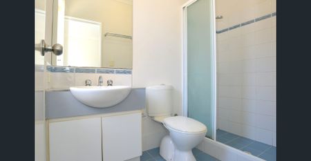 Bright & Spacious Villa in a Prime Location! - Photo 5