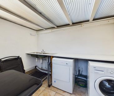 4 bedroom terraced house to rent - Photo 3