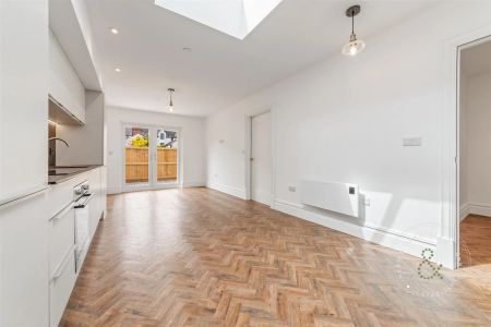 1 Bedroom Flat - Photo 2