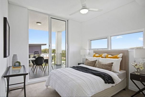 Modern Two Bedroom Apartment - Discounted to $570.00 per week until the lift is fixed ! - Photo 1