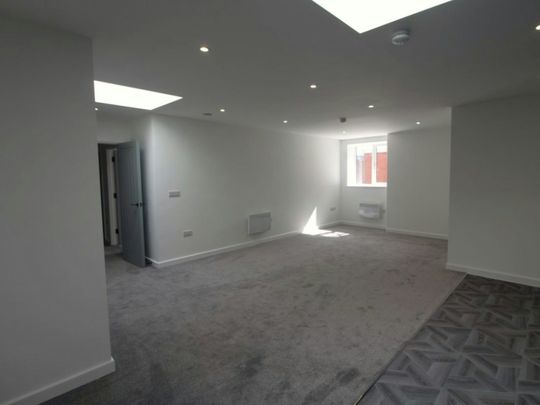 Flat to rent on - Photo 1