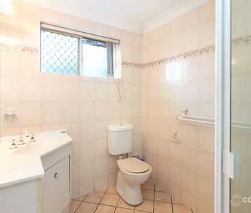 ULTRA CONVENIENT CLAYFIELD LOCATION, 2 BEDROOMS, 1 CAR L/P, POOL - Photo 4