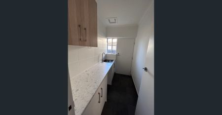 Newly renovated 2 bedroom unit in a quiet group! - Photo 4