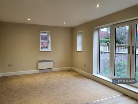 2 bedroom flat to rent - Photo 2