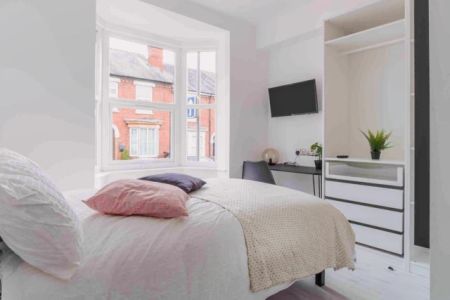 6 Beds 6 Baths - Photo 2