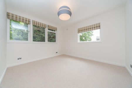 4 Bedroom Detached House To Let - Photo 2