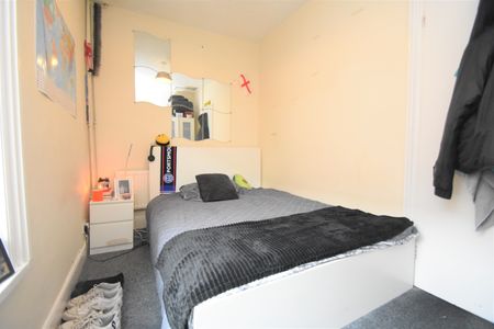 6 bedroom terraced house to rent - Photo 3