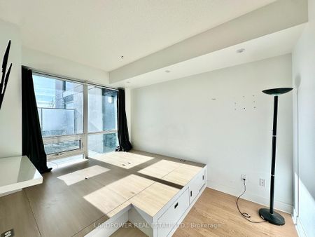 315 35 Brian Peck Crescent - Photo 2