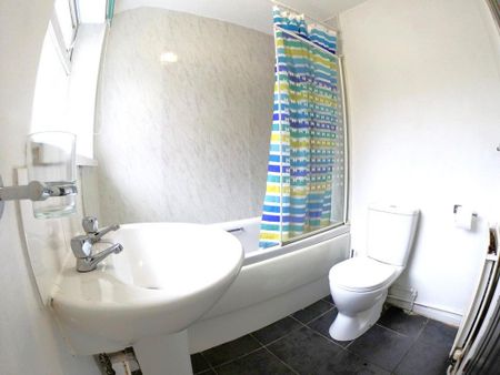 1 bedroom in a house share to rent - Photo 4