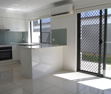 Modern, sleek & spacious - Photo 4