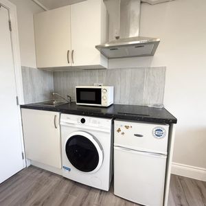 1 Bedroom Studio To Let - Photo 2