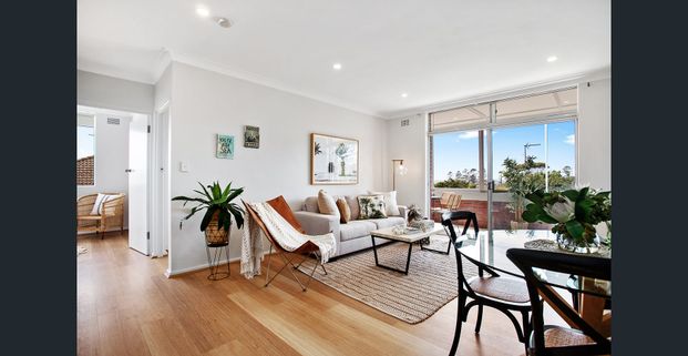 A Bright Top Floor Retreat With Ocean Views A Level Stroll To Beach - Photo 1