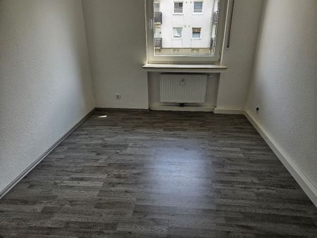 Frisch renovierte Erdgeschosswohnung mit ca. 69 m² Wohnfläche, 3 Zimmern und Balkon - Foto 4