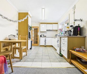 4 bedroom semi-detached house to rent - Photo 5