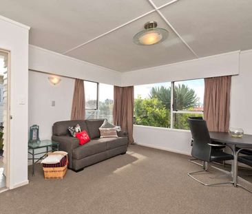 Tidy 2 Bedroom Unit in very convenient location - Photo 5