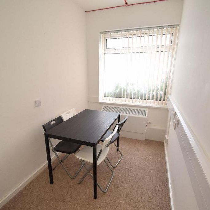 4 bedroom flat to rent - Photo 1