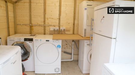 Bright room to rent in 9-bedroom house in Stoneybatter - Photo 3