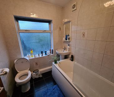 4 Bed - 52 Eden Drive, Burley, Leeds - LS4 2TN - Student - Photo 2