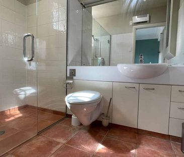 Spacious Elegant Fully Furnished Ensuite Room - Photo 5