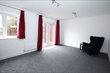 4 Bed Terraced House, Poppy Close, LU3 - Photo 2