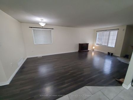 Detached Home For Lease | S8132810 - Photo 4