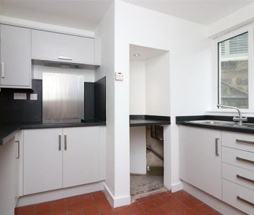 2 bedroom end of terrace house to rent - Photo 2