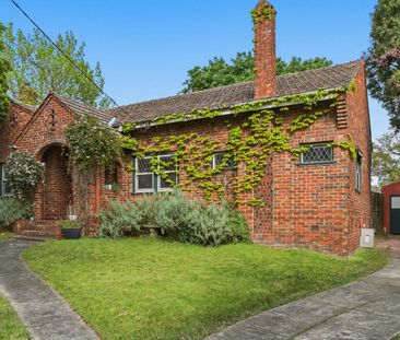 Three Bedroom Plus Study Period Home - Close to the Train Station! - Photo 5