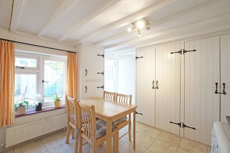 A characterful three-bedroom fisherman’s cottage in Selsey, with garden, parking, and timeless coastal charm - Photo 4