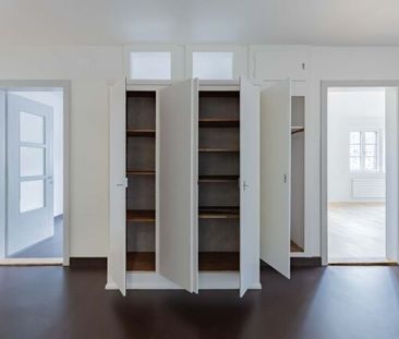 Spacious living room with exclusive finishes - Photo 1