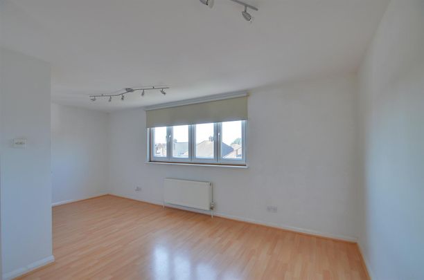 Glebe Avenue, Ickenham, UB10 - Photo 1