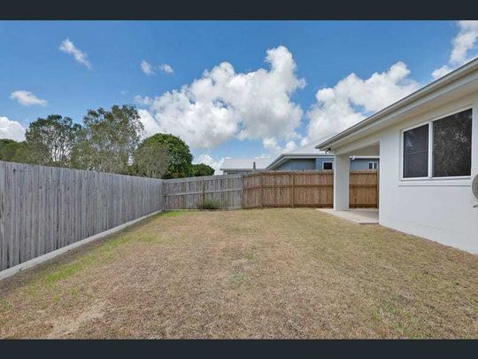 Stunning - Very modern home in the heart of Beaconsfield - Photo 1