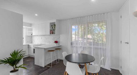 Modern 3 bed, 2 bath home - superb location! - Photo 3