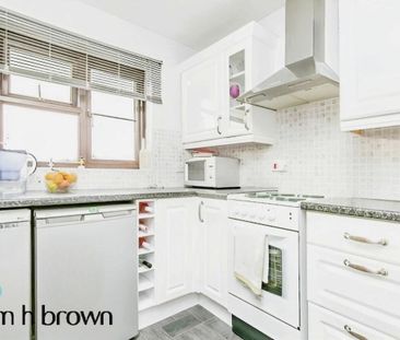 California Close - Photo 2