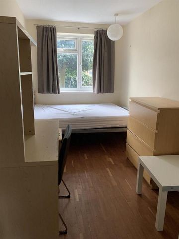 4 bedroom flat to rent - Photo 2